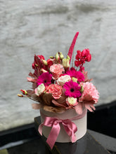 Last inn bildet i Galleri-visningsprogrammet, Flowerbox med friske blomster RUND

